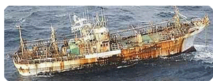 Barco a la deriva desde el pasado Suname de Japon