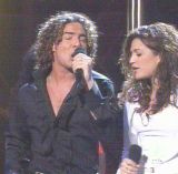 Elena Gadel  cantando con su amigo David Bisbal