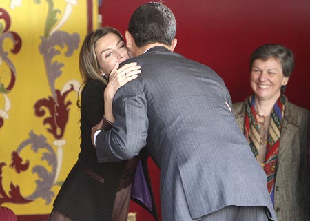 Leticia Ortiz abraza al principe en la mesa petitoria del dia de la banderita