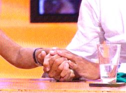 Manos de Maria y Felipe,esperando la decisi�n de las llamadas telef�nicas