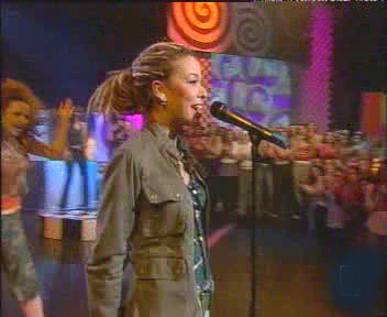 Beth el 5 de Abril en TVE del 2003, presentando ' Dime ' versi�n definitiva con arreglos musicales para Eurovisi�n Riga