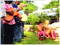 Marc y Jeanette caen al suelo por dos veces, en la hora del baile, las copas hacen su efecto.