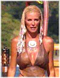 Paula Vazquez, en Los Tahitises el priimer dia de La Isla, 7 Mayo de 2003