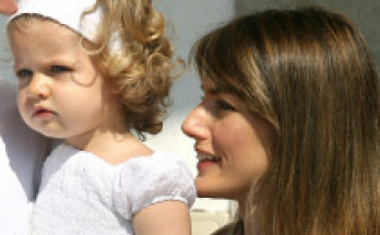 Leticia con la infanta Leonor, antes de someterse a la intervenci?n quir?rgica