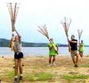 Juego, recoger cocos lanzados desde una catapulta