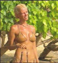 Paula con el collar de la inmunidad que le impuso a Felipe ganador de la prueba