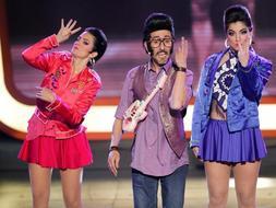 Roberto chiquilicuatre y sus dos bailarinas