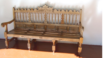 Sofáde madera en el museo